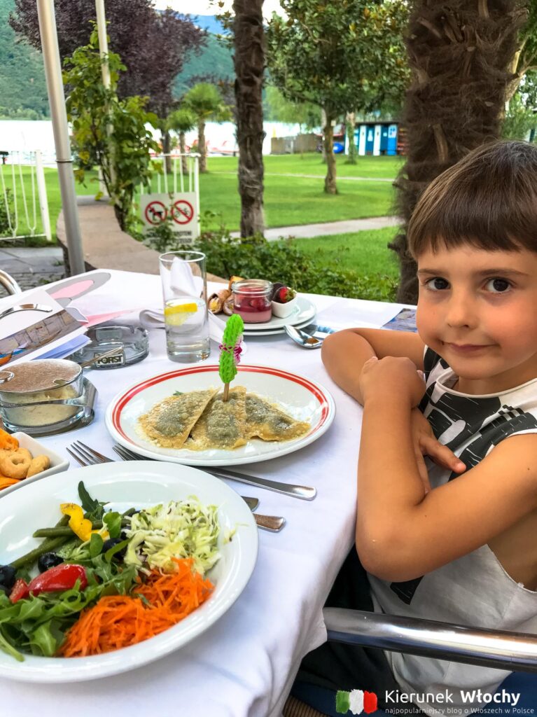 Natan miał swoje dziecięce menu, ravioli z szałwią (fot. Ł. Ropczyński, kierunekwlochy.pl)