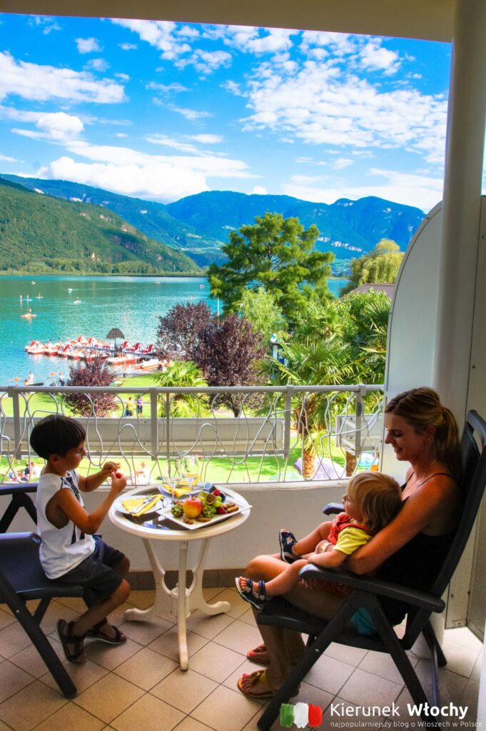 widok z naszego balkonu w hotelu Seegarten****, Kalterer See / Lago di Caldaro, Południowy Tyrol, Włochy (fot. Ł. Ropczyński, kierunekwlochy.pl)