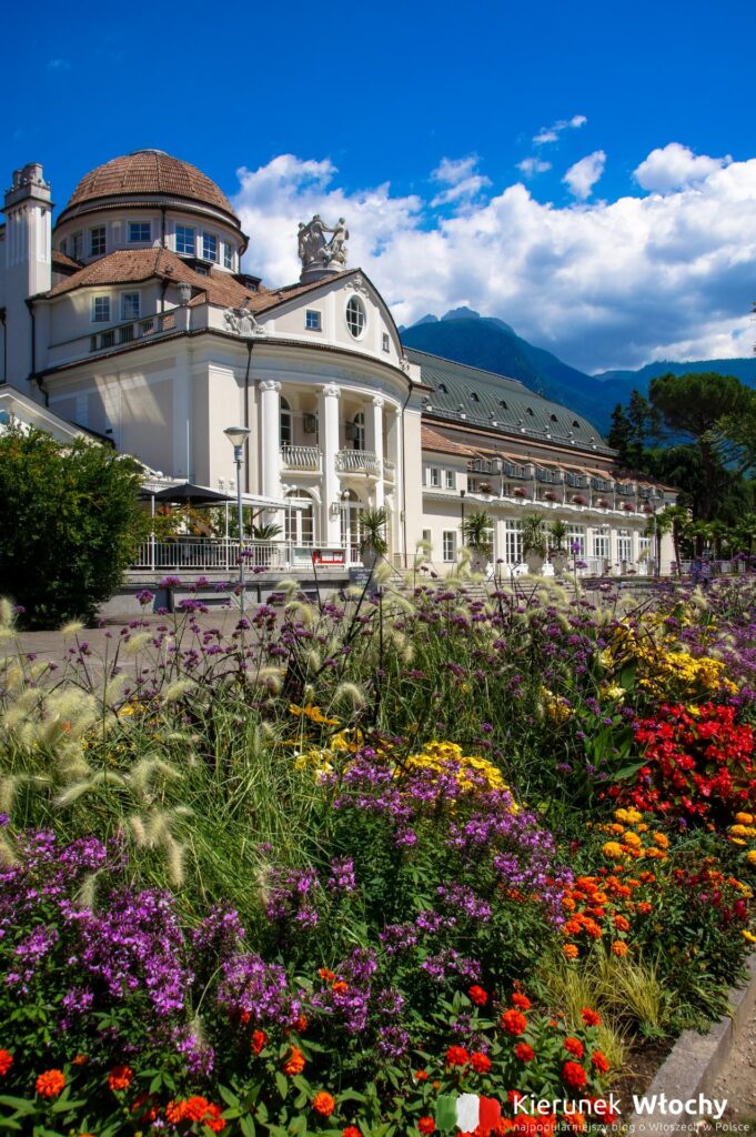 dom zdrojowy Kurhaus, jeden z najpiękniejszych budynków w Merano, Południowy Tyrol, Włochy (fot. Ł. Ropczyński, kierunekwlochy.pl)