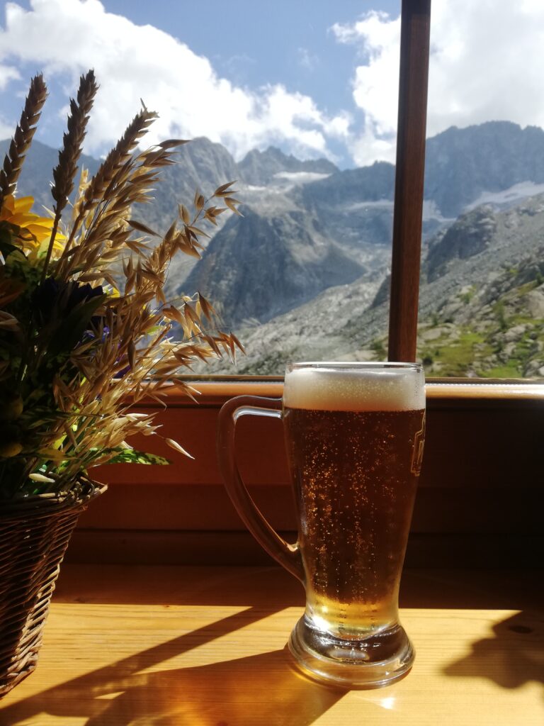 wysoko w górach znajdują się malgi, czyli górskie chaty, w których można zjeść lokalne przysmaki albo napić się zimnego piwa